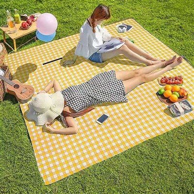 Pătură de picnic pe iarbă